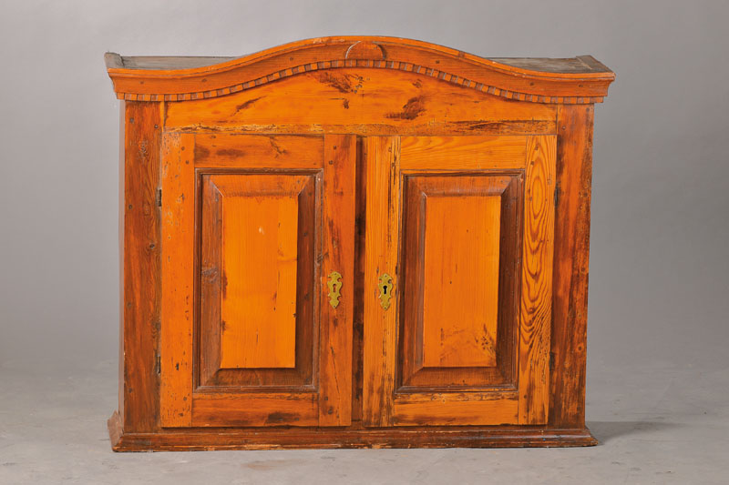 Schränkchen, 18.Jh., Weichholz, geschweifter Kopf mit Zahnfries, 2-türig mit Kassetten, altersbedingter Zustand, ca. 85x101x26 cm