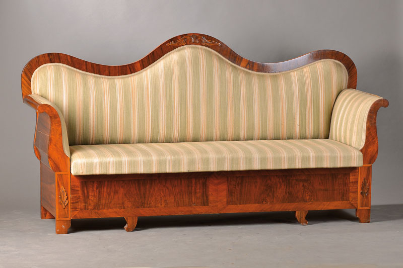 Sofa, Dänemark um 1850/60, Mahagoni- u. Wurzelnussfurnier auf Weichholzkorpus, 3-fach geschweift, aufgelegte Schnitzereien, ausziehbar, guter ...