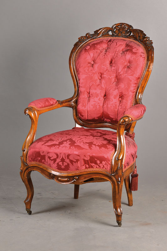 Armlehnsessel, wohl Nord-Ost-Deutschland um 1850/60, Nussbaum massiv, feine Akanthusblattbekrönung mit Durchbrucharbeit, guter Zustand, H. ca. 104 ...