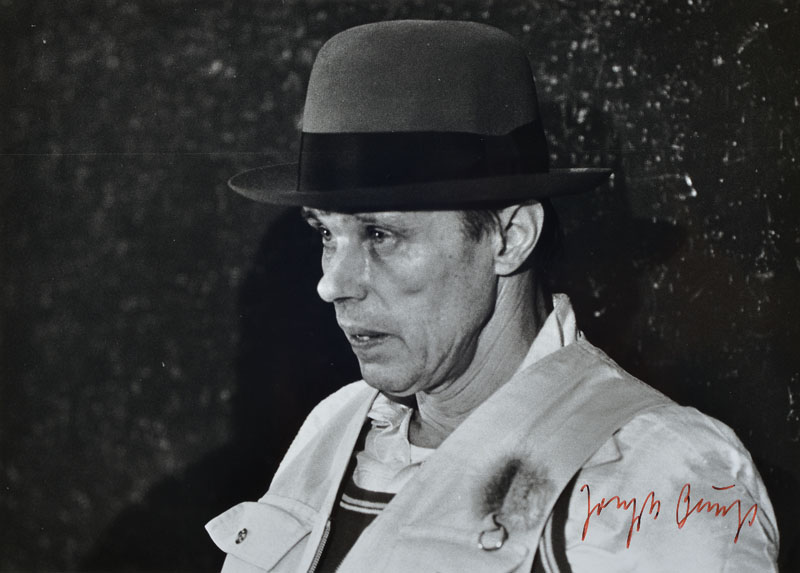 Joseph Beuys, 1921-1986, Werner Krüger, geb. 1917, Fotografie von Joseph Beuys, Silbergelatineabzug, handsigniert von Beuys, rückseitig nummeriert ...
