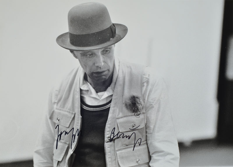 Joseph Beuys, 1921-1986, Werner Krüger, geb. 1917, Fotografie von Joseph Beuys, Silbergelatineabzug, handsigniert von Beuys, nummeriert 30/36, WVZ ...