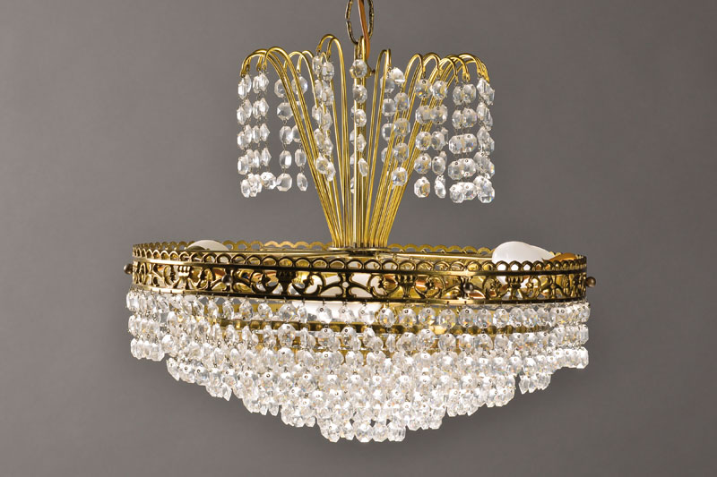 Deckenlampe, 1950er Jahre, Messingmontur mit reichem facettiertem Glasperlenbehang, sechs Brennstellen, H. ca. 80cm, D. ca. 36cm