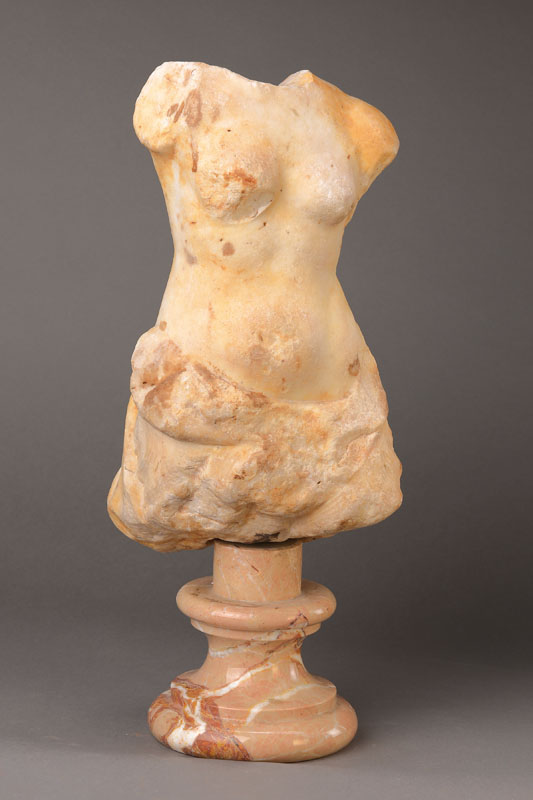 Weiblicher Torso, römisch, 2.-3. Jh., Marmor fein behauen, Bodenfund mit Sedimenten, H. ca. 32cm, polierter Marmorsockel, Gesamth. ca. 44cm