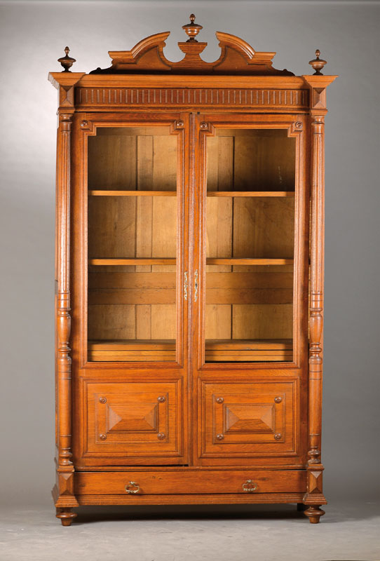 Vitrine / Bücherschrank, deutsch um 1880/90,Eiche massiv, profilierter Sprenggiebel mit Balusterfialen, seitl. kannelierte Vollsäulen,2-türig mit ...