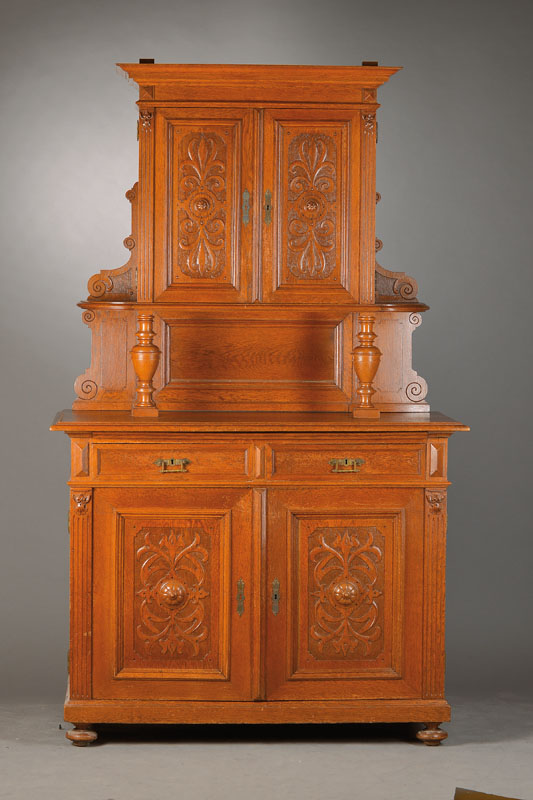 kleines Aufsatzbuffet, deutsch um 1880/90, Eiche massiv, 2-türiger Aufsatz mit beschnitzten Kassetten, Innen 2 Einlegeböden, Kredenz 2-türig u. ...