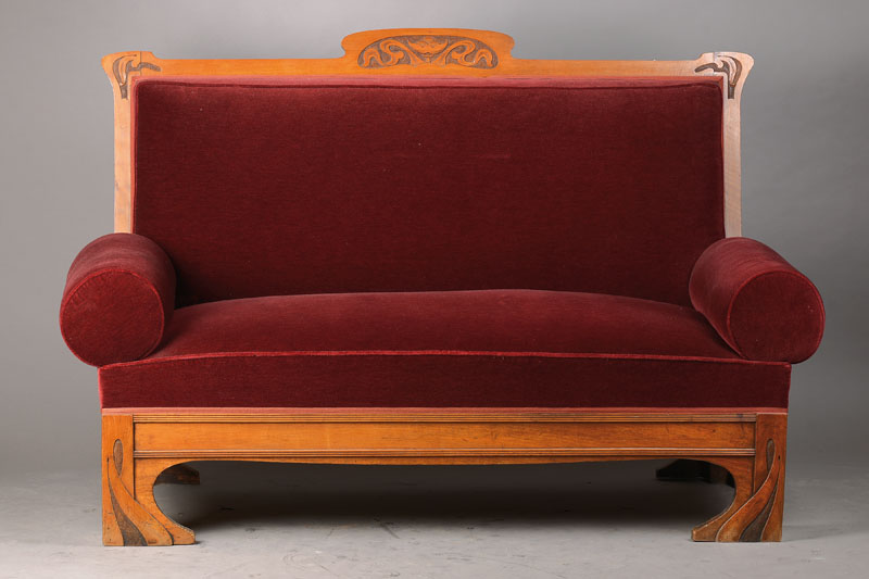 Jugendstilsofa, wohl München um 1900/05, Nussbaum massiv, z.T. furniert, stilüblich sparsame florale Verzierung, Zarge vielfach horizontal gerieft, ...