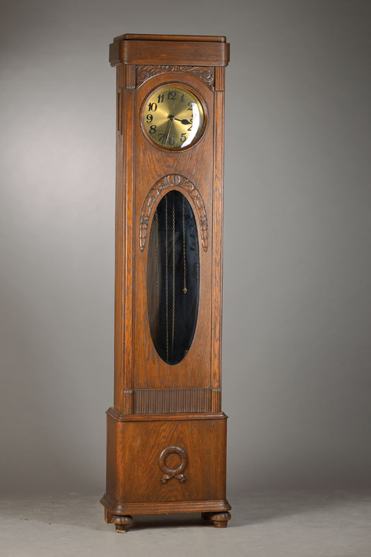 Standuhr, Jugendstil, Eiche/Furnier, deutsch, um 1920/30, Holzgehäuse im Stil der Zeit, mit Schnitzarbeiten,z.T. facettiert verglast, Holzlünette ...