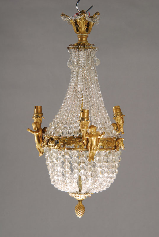 Dreikerziger Bronzelüster, Frankreich/Paris, um 1900, im Barockstil, Brennstellen in Form von Putten als Lichtträger ausgeformt, Lichtreif mit ...