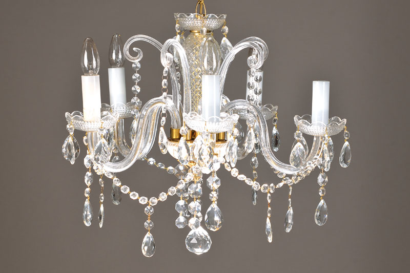 Deckenleuchter, Italien wohl Murano, 2.H.20.Jh., 5 Brennstellen mit Glasschirmen, üppiger Behang z.T. in Linsen-, Tropfen- u. Kugelform, ...