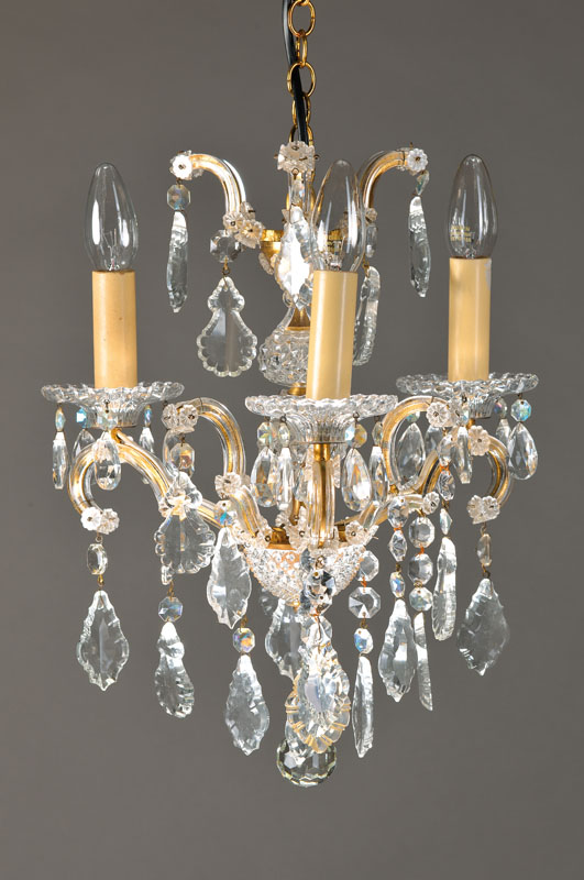 kleiner Deckenleuchter, wohl Böhmen, 2.H.20.Jh., Messinggestell mit 3-fach verziertem Kugelglasschaft, 9 Ausleger mit reichem Behang, 3 ...