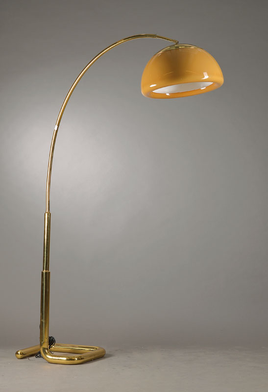 Bogenlampe, 60er Jahre, schwerer quadratischer Messingfuß, Kunststoffschirm, sehr moderner Retro-Look, Funktion nicht geprüft, keine Glühbirne ...