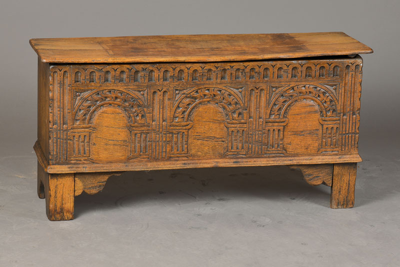 kleine Stollentruhe, um 1900, Eiche massiv, nach ital. Vorbild, z.T. aus älteren Teilen, schwundrissig, ca. 50x100x31 cm