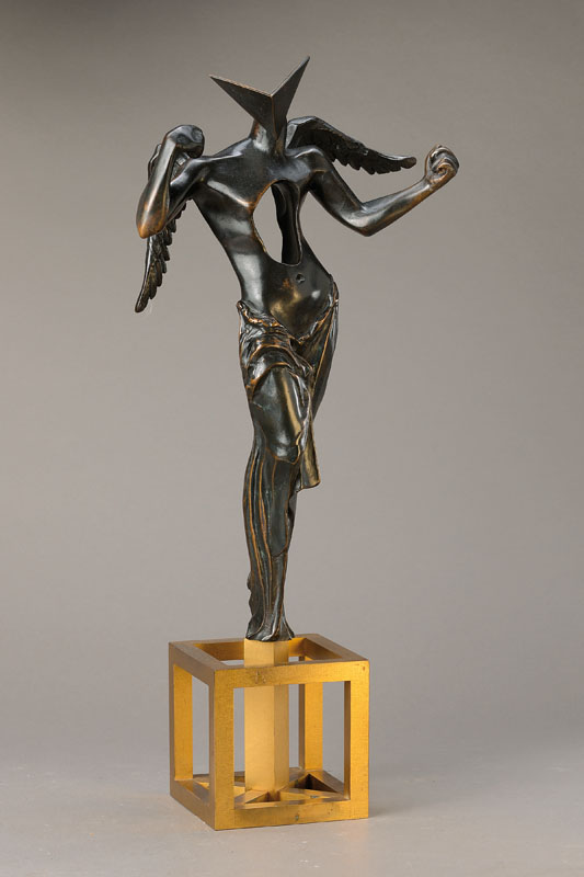 Salvador Dali, 1904-1989, Der surrealistische Engel, Bronzeguss, signiert und nummeriert 625/1500, mit Zertifikat, Höhe mit Sockel ca. 57 cm