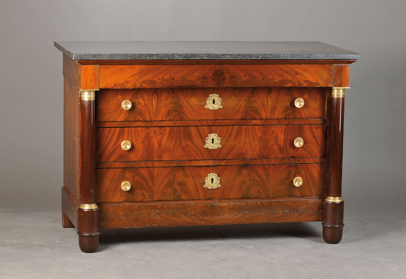 Empire-Kommode, Frankreich um 1800-1815, Pyramidenmahagonifurnier auf Eichekorpus, 4- schübig, seitl. Vollsäulen mit Messingappliken, partiell ...