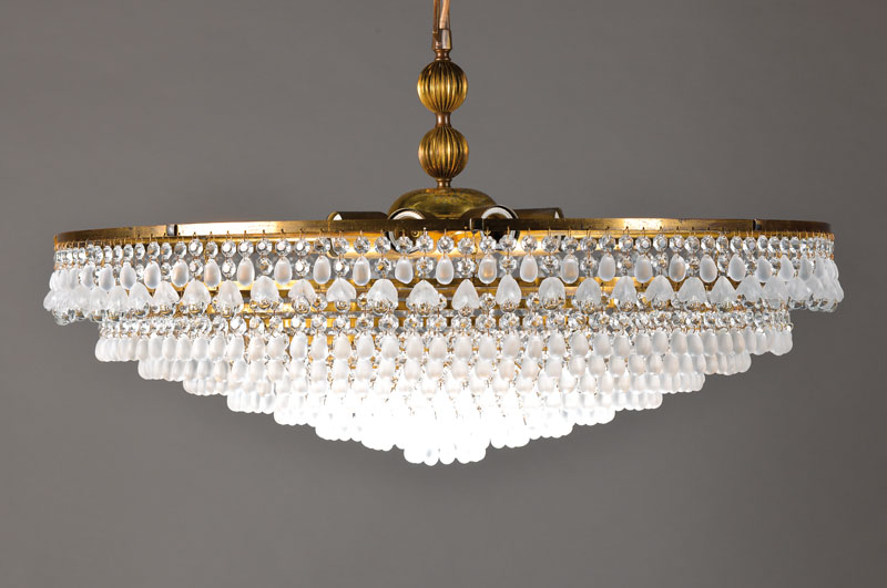 Deckenlüster, Spanien, um 1935, bestehend aus 9 gestaffelten Reifen mit vollständigem Besatz aus mundgeblasenen Milchglastropfen aus Murano, 8 ...