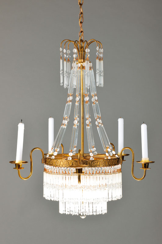 Deckenlüster im klassizistischen Stil, Frankreich, Anfang 20er Jahre, an Rundstab abgehängter mit Zierfries ornamentierter Messingreif, komplett ...