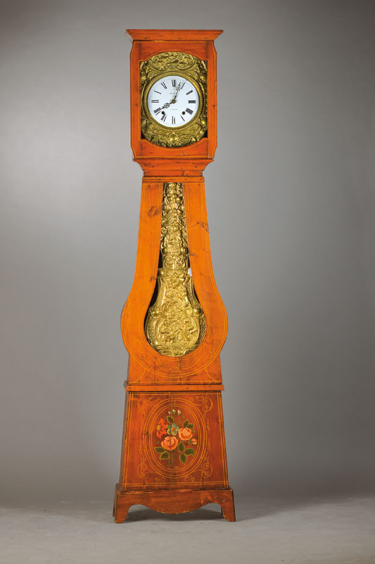 Standuhr, Frankreich um 1880, floral bemaltes Holzgehäuse in sog. Violinform, Spannungsrissig, Reste alten Wurmbefalls, Comtoise mit geprägter ...