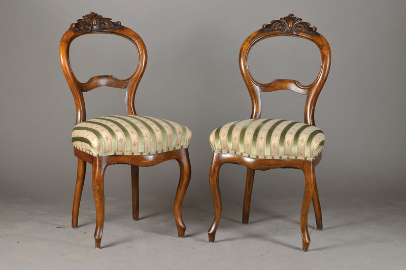 Paar Stühle, Louis-Philippe um 1850/70, Nussbaum massiv, ballonrückenförmige Lehne mit Akanthusblattbekrönung, neu bepolstert u. bezogen, guter ...