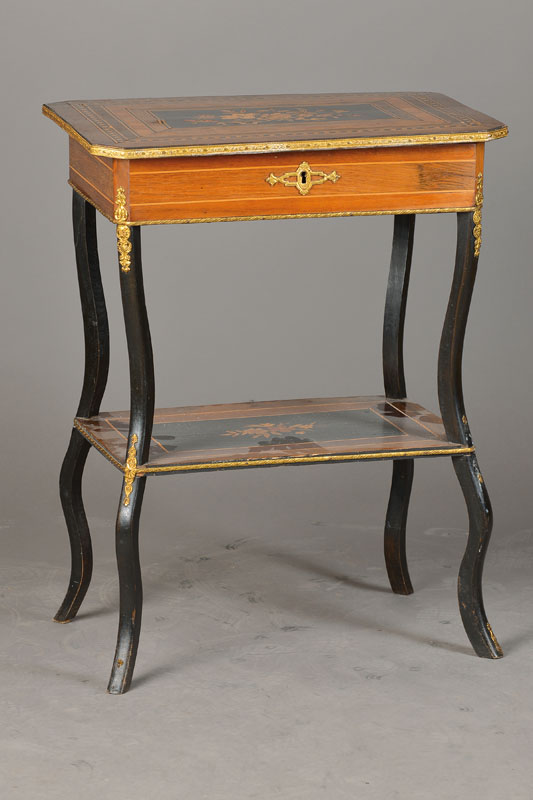Arbeitstischchen, Frankreich um 1900, im Napoleon III-Stil, Nussbaum, Ahorn, Mooreiche,Zitronenholz u. weitere Hölzer reich intarsiert, Tischplatte ...