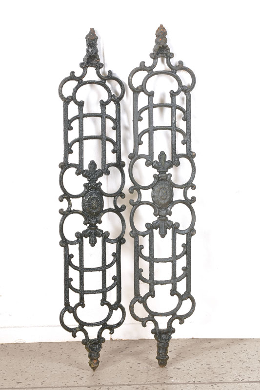 6 Elemente u. Mittelstück eines Treppengeländers, deutsch um 1880, Eisenguß, sehr dekoratives Gitterwerk mit Mittelkartusche u. ...