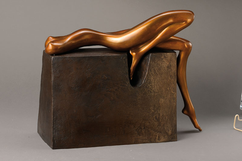 Bruno Bruni, geb. 1935 Gradara, La Sdraiata, Bronzeskulptur, signiert und nummeriert 78/99, Venturi Arte Stempel, H. gesamt ca. 37 cm, L. ca. 47 cm