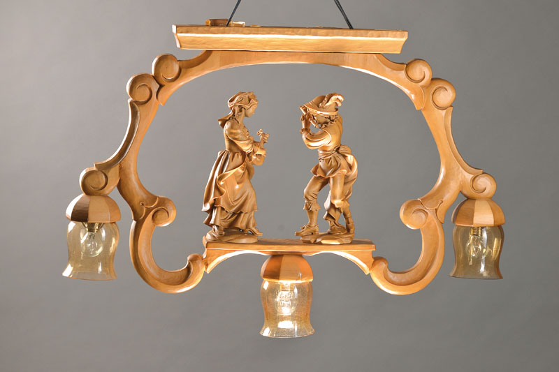Deckenlampe, Sonderanfertigung Fa. Hans Thoma, Bernau/Schwarzwald, 2014, Lindenholz 3 Brennstellen, mittig zwei handgeschnitzte Musikanten, ...