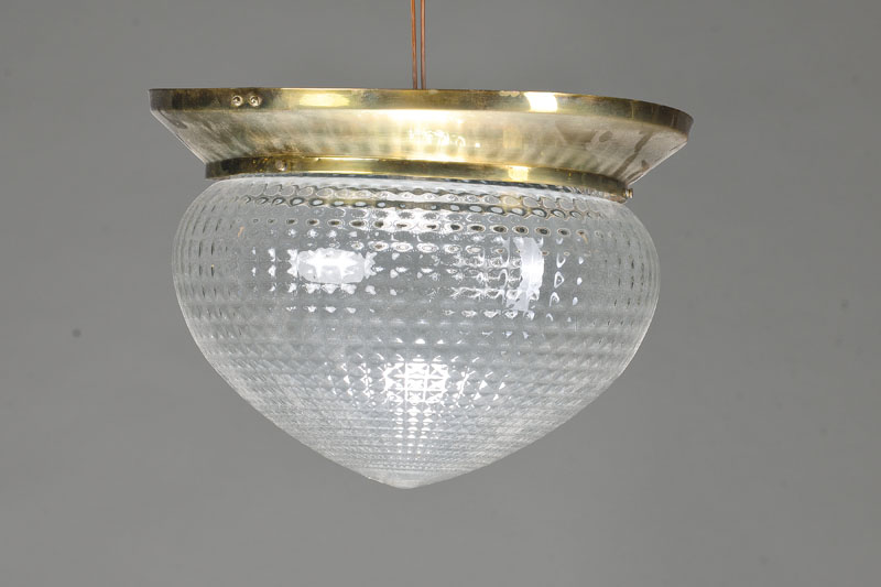 Deckenlampe, deutsch, um 1930, Messingmontur, Glasschirm optisch geblasen, 1 Brennstelle, Elektrifizierung nicht geprüft, direkt an der Decke zu ...