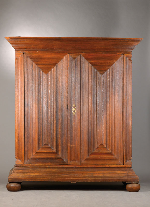 Frankfurter Wellenschrank/Nasenschrank, um um 1750/60, Eiche massiv, zweitürig, Ecken mit angedeuteten Nasen, Türen mit Wellenprofilierung, Giebel ...