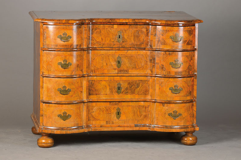 Barockkommode, wohl westdeutsch um 1760, wildes Wurzelnussfurnier z.T. doppelt gespiegelt u. fugenförmig verlegt, Bandintarsien in Pflaume z.T. in ...