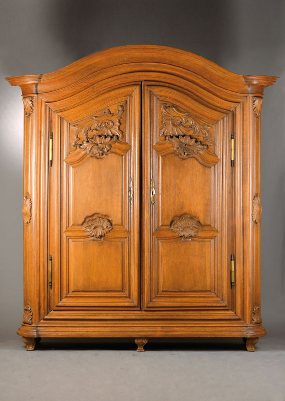 Barockschrank, wohl Kurpfalz/Mannheim um 1750, Eiche massiv, geschweifter Giebel, runde Ecken hervorragend verkröpft, vielfach fein profiliert, ...