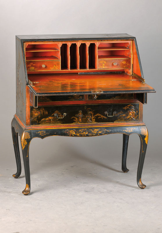 Schrägklappensekretär, London um 1840/50, aufgesetzte Chinoserie wohl China, schwarz gelackt, Innenleben rot gefaßt, 2-schübig mit 8 ...