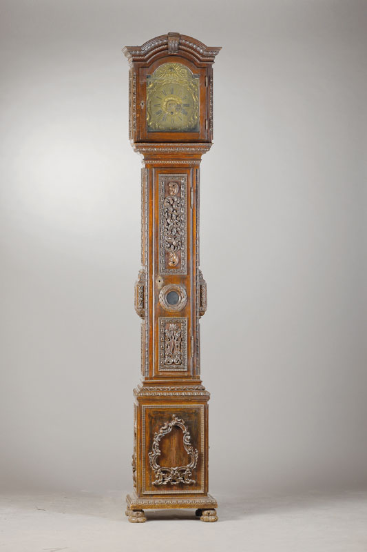 Barocke Standuhr mit Automat, Österreich um 1750/70, schlankes reich verziertes Holzgehäuse mit reichem Schnitzwerk (dieses z.T. später), in der ...