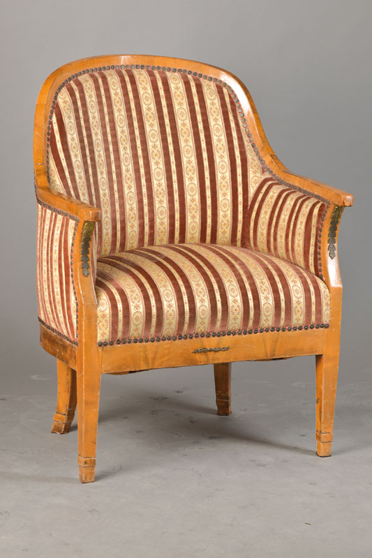 Bergeré, wohl Frankreich um 1770/80, Mahagoni u. Pyramidenmahagoni, klassizistischeMessingappliken, konische Beine, Hinterbeine l. geschweift, rest. ...