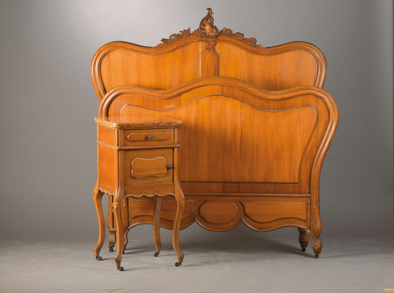 Paar Betten mit 2 Nachttischchen, wohL Frankreich um 1900, Nussbaum, Betten in geschwungener Form, im Rokoko-Stil, Nachttischchen mit eingelassener ...