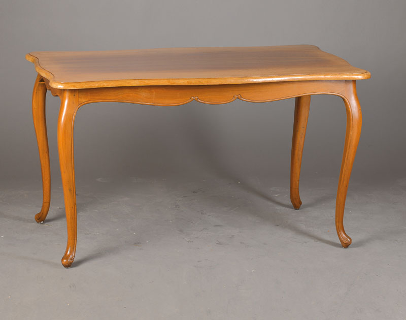 Sofatisch, 1.H.20.Jh., Nussbaum massiv, vielfach geschweift, guter Zustand, ca. 64x112x59 cm