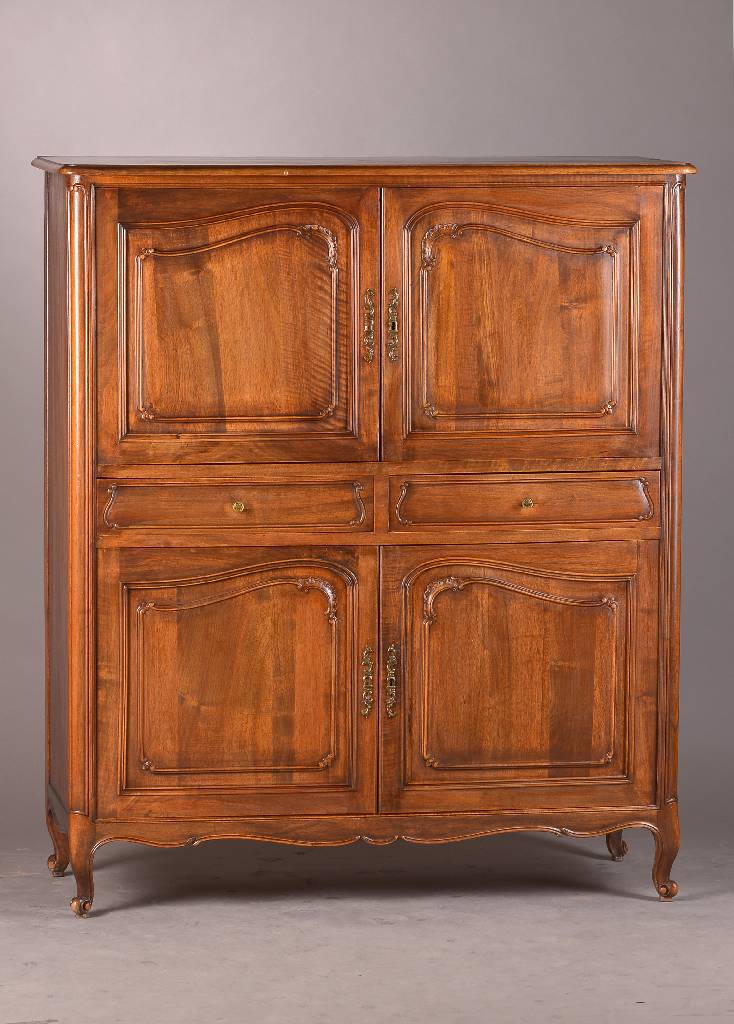Halbschrank, wohl Frankreich um 1900, Nu ssbaum furniert z.T. auf Eiche- u. Pappelkorpus, 4-türig u. 2-schübig, kleine Volutenfüßchen, schöne ...