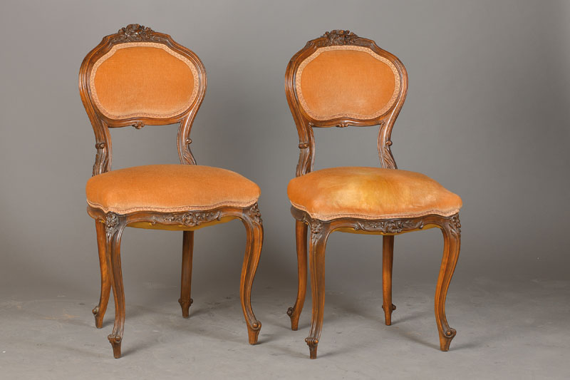 Paar Salonstühle, Frankreich um 1890-1900, Nussbaum massiv, allseitig geschweift, altrosa Mohairbezug, reiche Rocaillenzierde, hohe Qualität, sehr ...