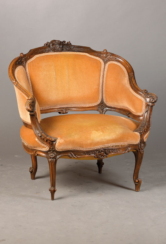 Bergère, Frankreich um 1890/90, Nussbaum massiv, allseitig geschweift, altrosa Mohairbezug, reiche Rocaillenzierde, hohe Qualität, sehr dekorativ ...