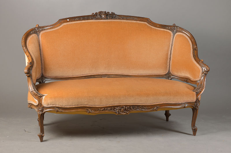Canapé, Frankreich um 1890/90, Nussbaum mas siv, allseitig geschweift, altrosa Mohairbezug, reiche Rocaillenzierde, hohe Qualität, sehr dekorativ ...