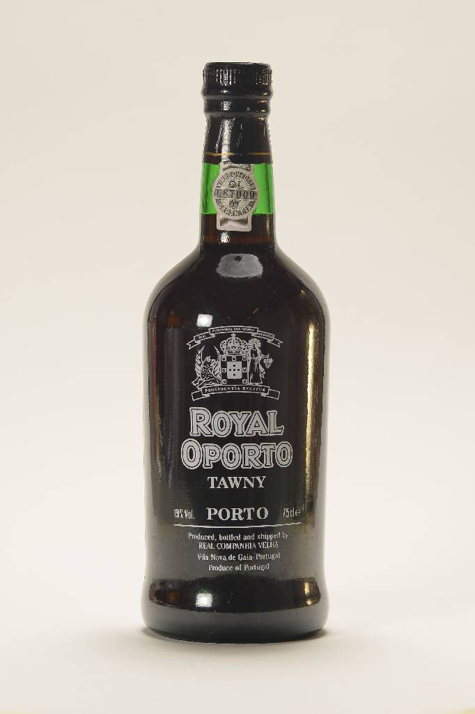 2 Flaschen Tawny Portwein, 1 x Porto Barros Almeida 13 Arros, 1 x Royal Oporto, je into neck, ca. 75 cl, unverkostet
