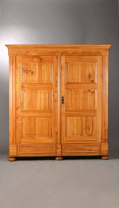 Großer Biedermeierschrank, mitteldeutsch um 1830, Kirschbaum massiv, profilierter Giebel mit abgesetztem Schweifungsmuster, Tür je 3- fach ...