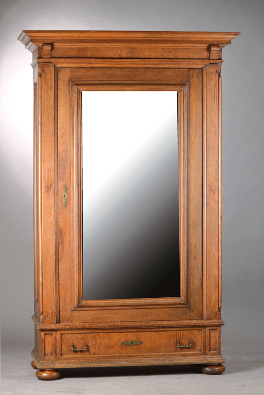 Garderobenschrank bzw. Spiegelschrank, deutsch um 1880, Eiche massiv, 1-türig mit alter Verglasung, Sockelschub, vielfach profiliert, sparsame ...