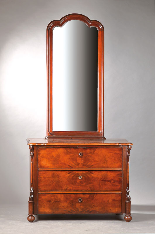 Kommode mit Spiegel, norddeutsch um 1860/70, Louis-Philippe, Mahagoni z.T. fugenförmig verlegt, allseitig geschweift u. an den Ecken verkröpft, ...