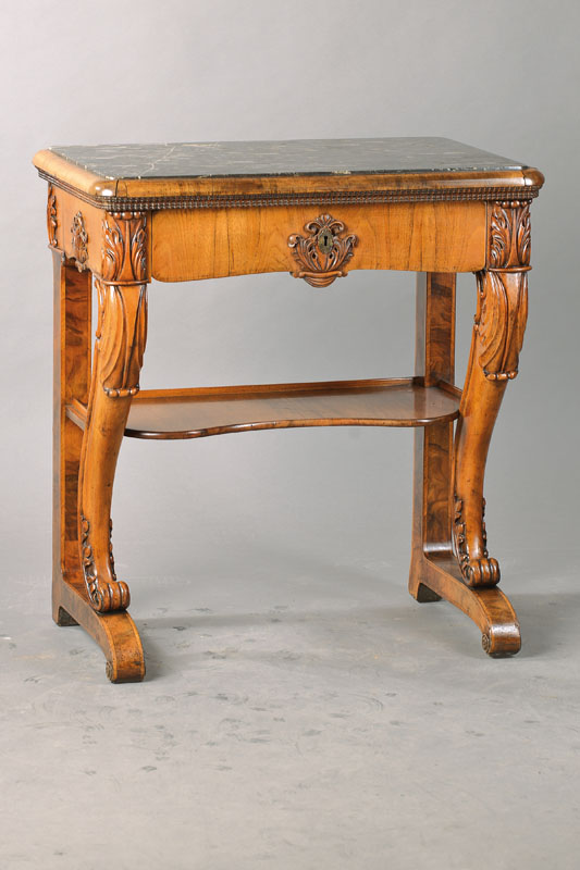 Konsole, süddeutsch um 1860/70, Nussbaum, eingelassene Marmorplatte, umlaufende Flammleiste, 1-schübig mit unterer Ablagefläche, Vorderbeine ...