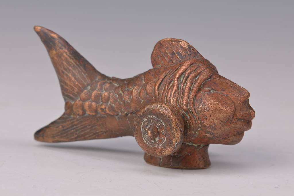Gernot Rumpf, geb. 1941 Kaiserslautern, Fischmädchen auf Rädern, Bronzeskulptur, monogrammiert, H. ca. 6 cm