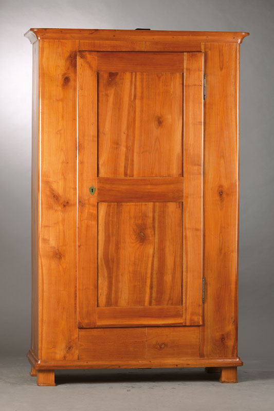Biedermeierschrank, um 1830, Kirschbaum massiv, 1-türig, Innenleben mit 4 Einlegeböden, 1 -türig, doppelt kassettiert, Höhe wohl gekürzt, Füße ...