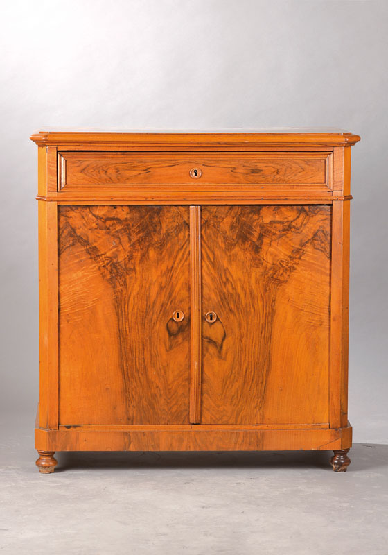 Halbschrank, Spätbiedermeier um 1850, Wurzelnussfurnier auf Weichholzkorpus gespiegelt verlegt, 1-schübig u. 2-türig, abgeflachte Ecken, auf ...