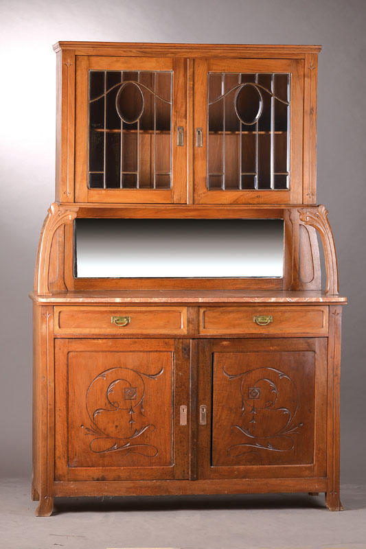 Jugendstil-Buffet, Frankreich um 1905, Nussbaum, Aufsatz 2-türig, alt verglast u. vielfach stiltypisch versproßt, Zwischenraum mit geschwungenen ...