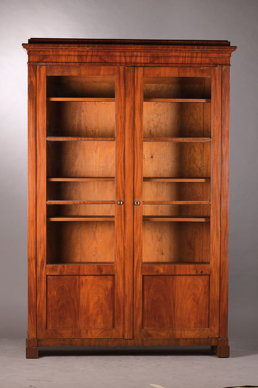 Vitrine, Norddeutsch um 1820 Mahagoni furniert, 2-türig, alt verglast, Innen 5 Einlegeböden, kl. ausgebesserte Fehlstellen, min. schwundrissig, ...