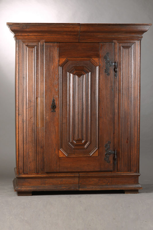 Barockschrank sog. Spaltschrank, wohl Hessen 18 Jh. , Eiche, l. Wellenprofilierung, 1- türig, schöne Originalbeschläge in Form von S-Bändern, ...